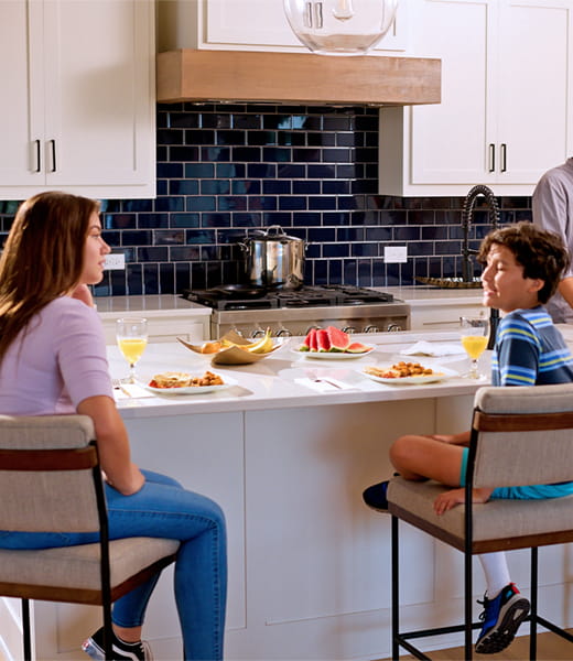 family-enjoying-breakfast-in-kitchen_Ratio_2_6-3