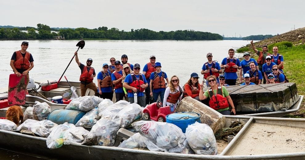 Ä¢¹½Ö±²¥ Employees volunteering at a river.