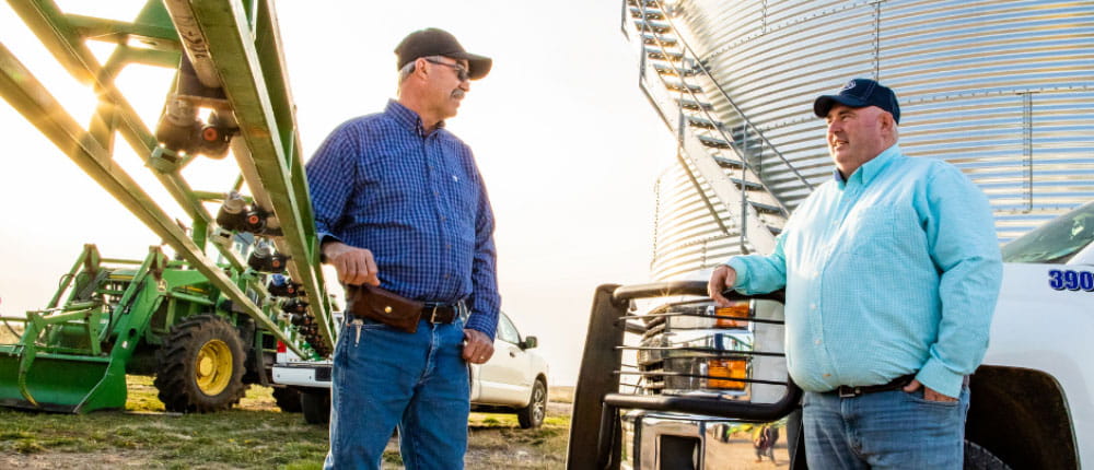 Farmer and agronomist talking