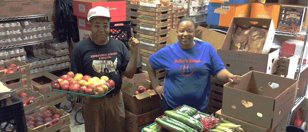 Two volunteers in a good shelf. 