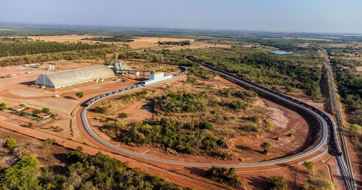 Grain facility beside a railway loop