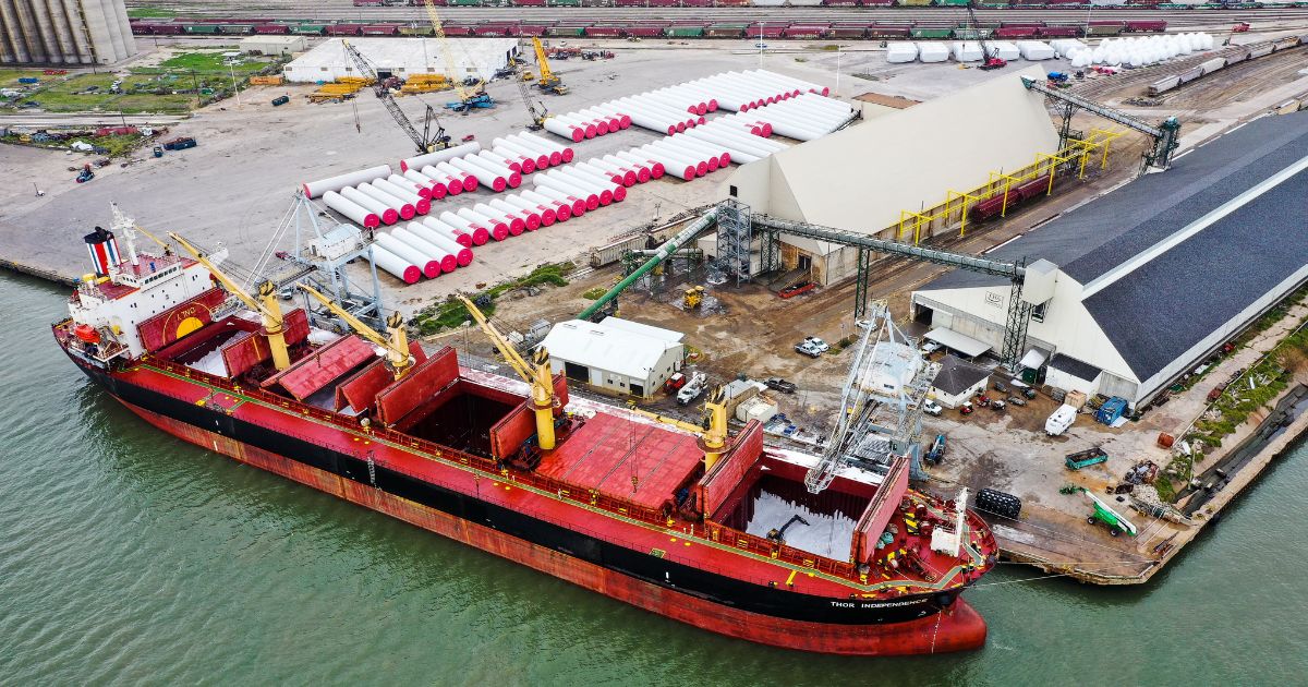 Dry fertilizer being unloaded from a barge in Galveston